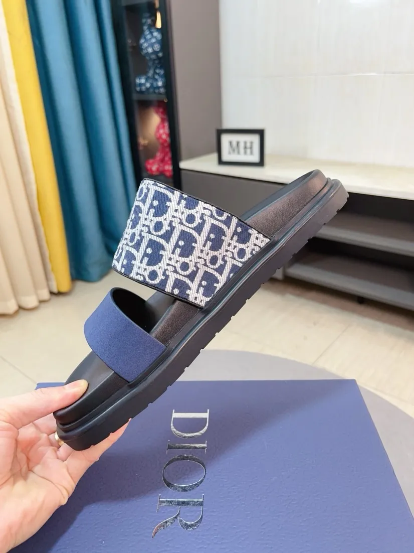Men's Men's Shoes 💰320🌸🌸Dior Aqua Men's Sandals Slippers. Showcasing Dior haute couture design. The Dior gray suede strap is accented with an aluminum Dior buckle for added style. Paired with a comfortable tonal notch sole, they pair easily with shorts or jeans for a sophisticated look. Main body: suede cow leather, technical fabric lining: cow leather, with adjustable straps, aluminum Dior buckle, Dior gray EVA insole, tonal notch rubber outsole splicing structure👌👌size: 38-44 (45.46 customized)